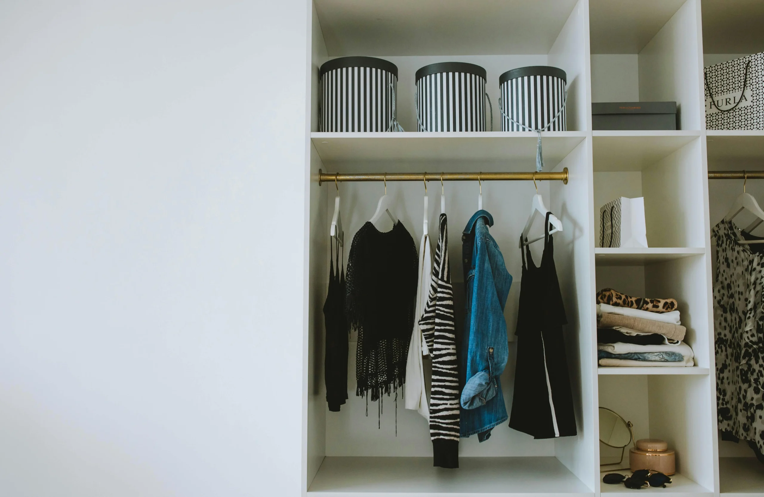 Build Your Capsule Wardrobe: Essential Pieces for Timeless Style and Effortless Versatility
